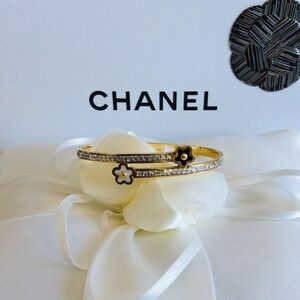 Elegant Gold & Black Floral Bracelet